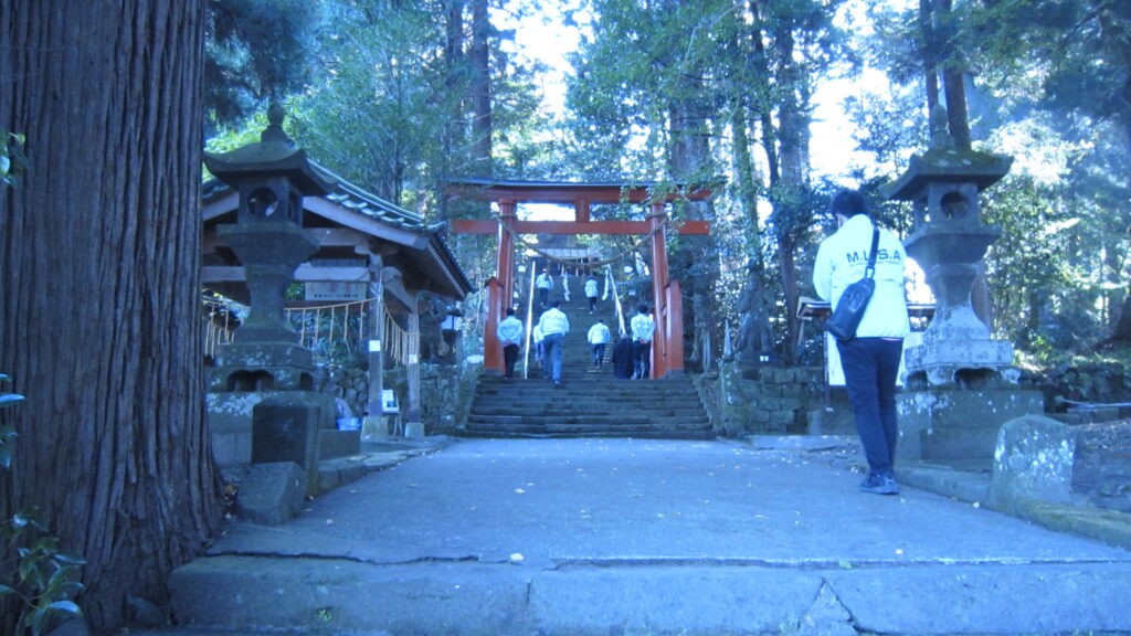 1０月２７日　まずは朝一番に祇園神社にて植樹の成功を祈りました。